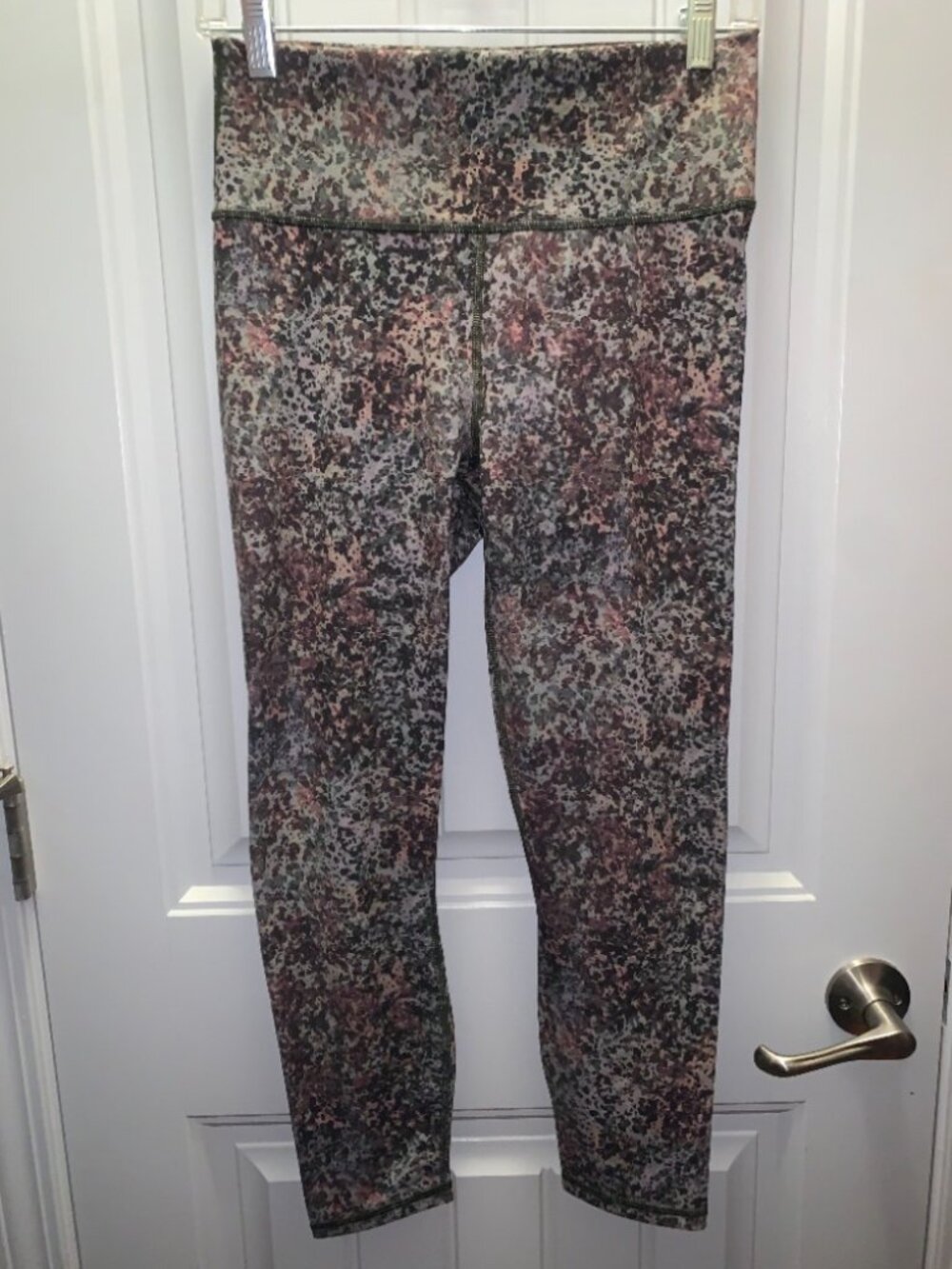 NWOT Capri Length Printed Leggings
